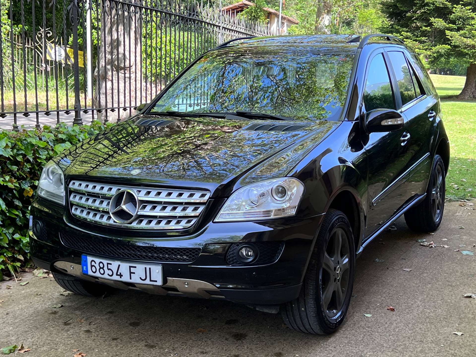 Mercedes-Benz ML320 exterior 1