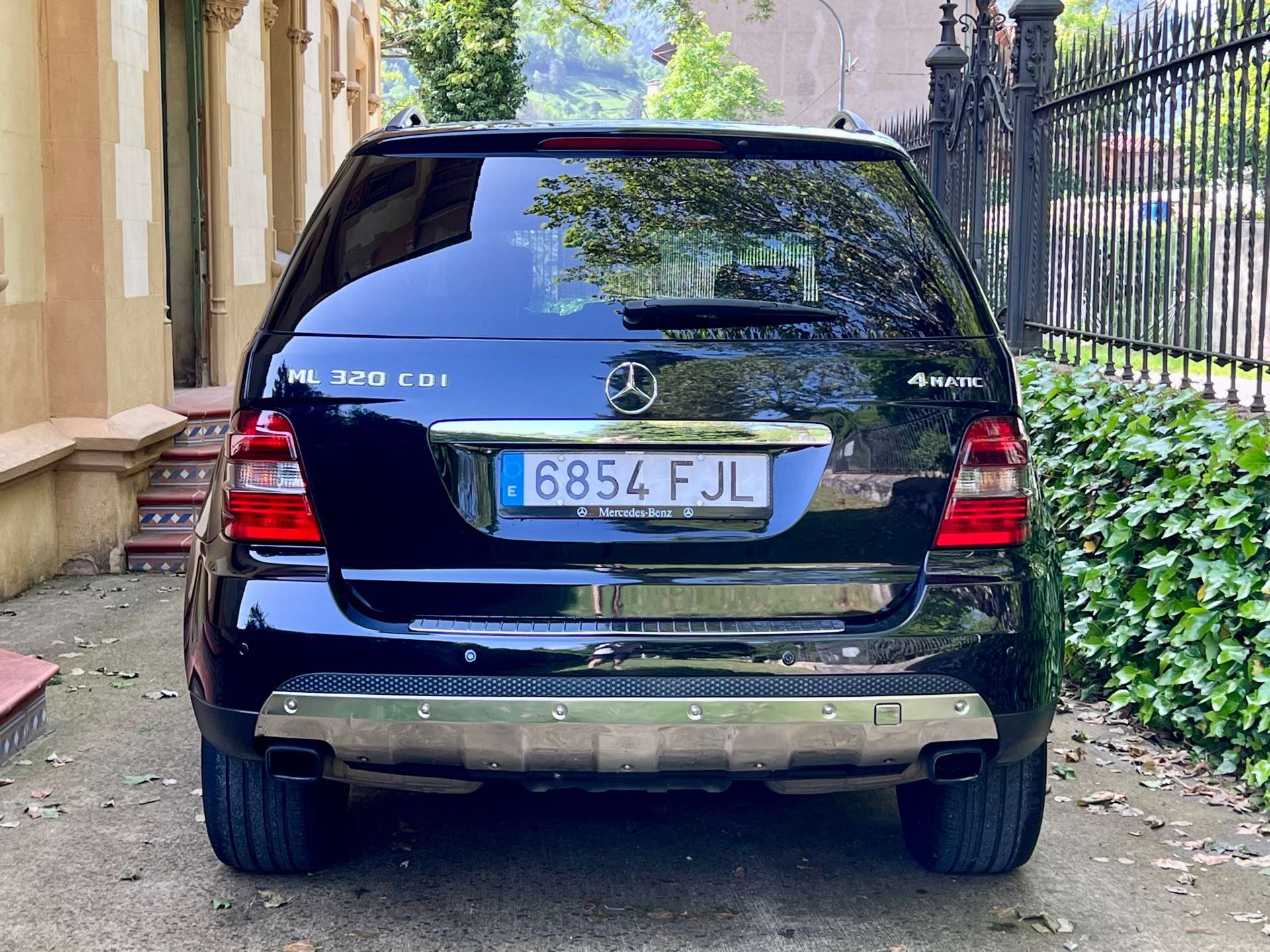 Mercedes-Benz ML320 exterior 3